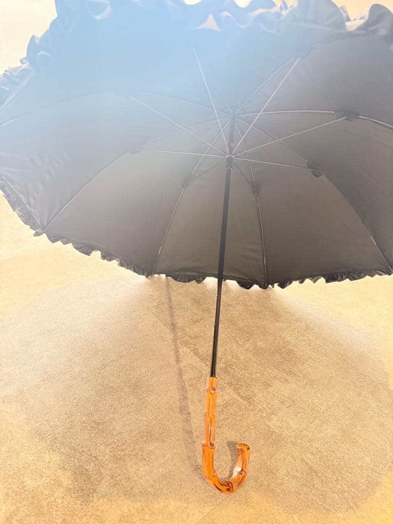 サンバリア100長傘　Mサイズ　フリル付き黒日傘 木製ハンドル