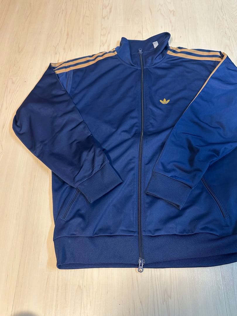 adidasトラックジャケット