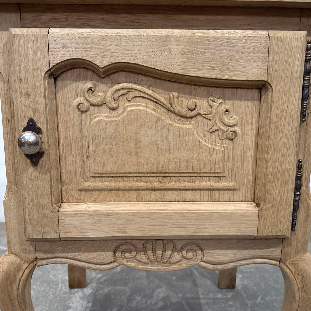 ビンテージ　木製サイドテーブル　猫脚　剥離　ベッドサイドテーブル