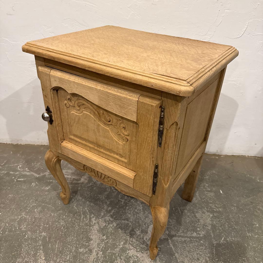 ビンテージ　木製サイドテーブル　猫脚　剥離　ベッドサイドテーブル