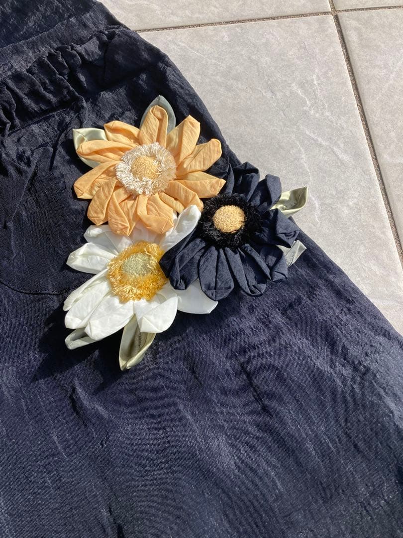 ポテチーノ　さえら　アキアカネ 大人気ガーベラ付 エプロン ブラック