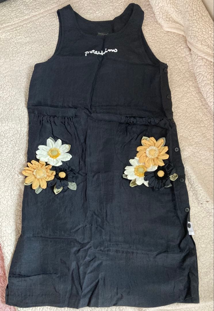 ポテチーノ　さえら　アキアカネ 大人気ガーベラ付 エプロン ブラック