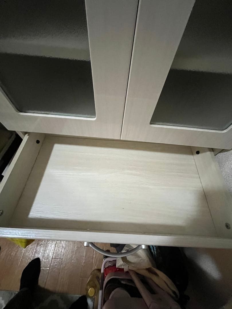 キッチンキャビネット　シルバー 木製 食器棚 ガラス扉