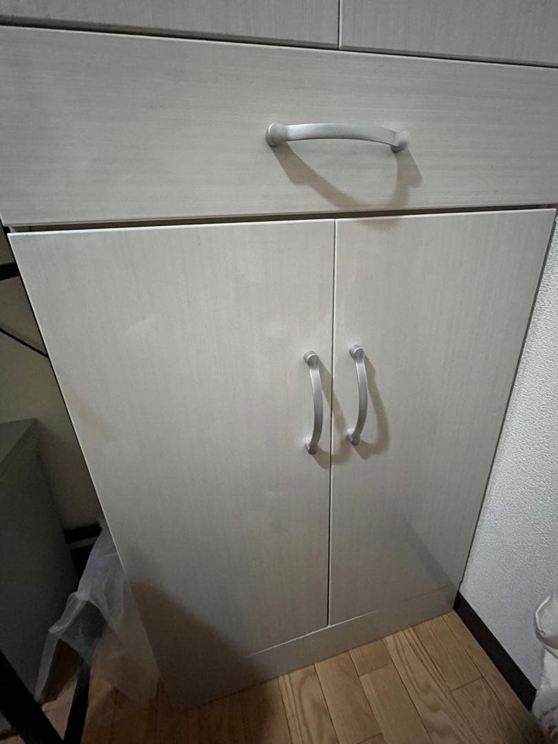 キッチンキャビネット　シルバー 木製 食器棚 ガラス扉