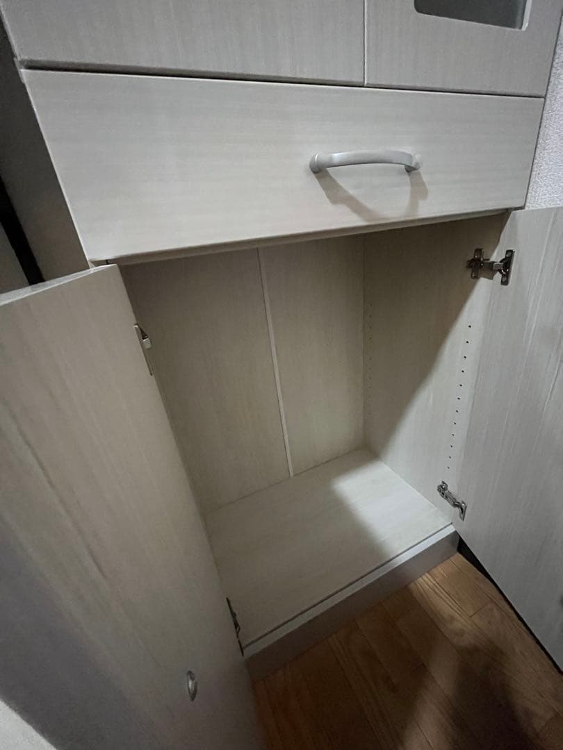 キッチンキャビネット　シルバー 木製 食器棚 ガラス扉