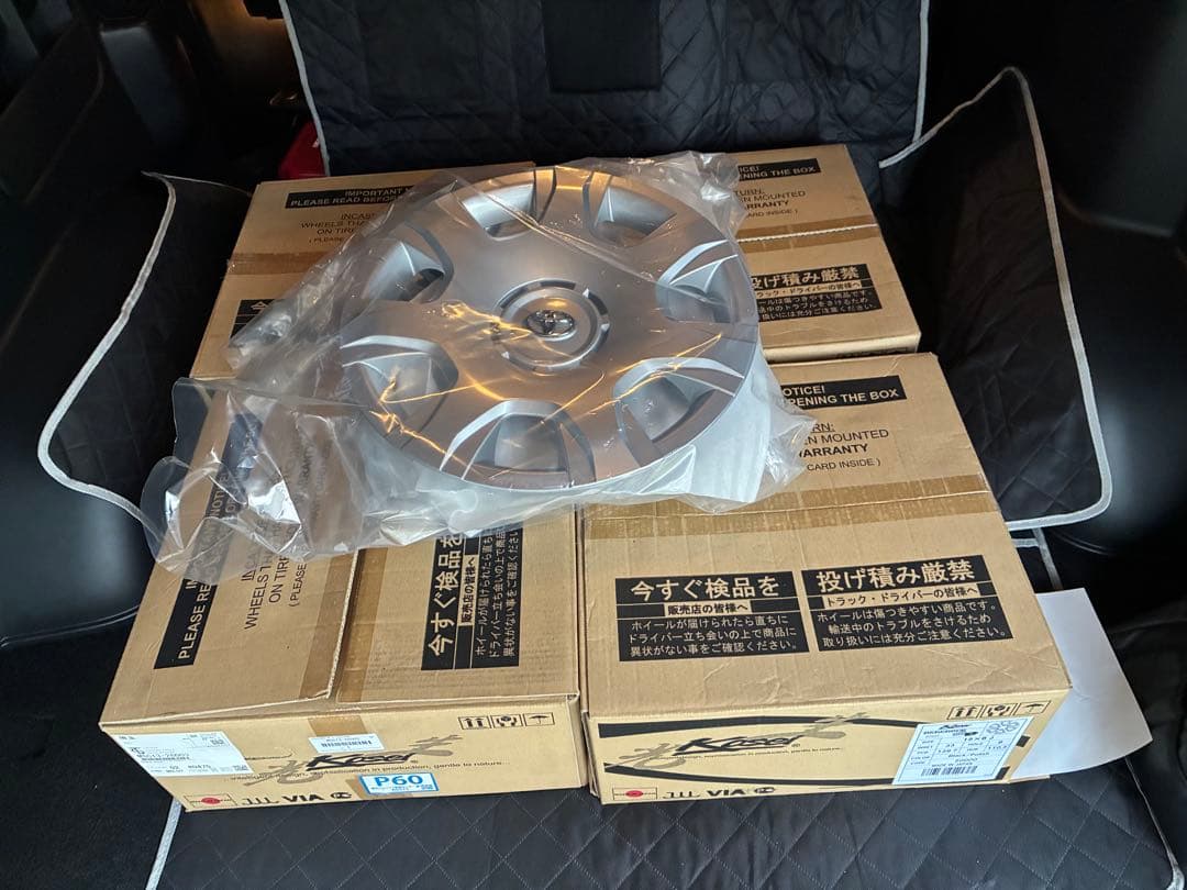 15インチ　未使用　現行ハイエース　新車外し純正ホイール　ホイールカバー付き4本