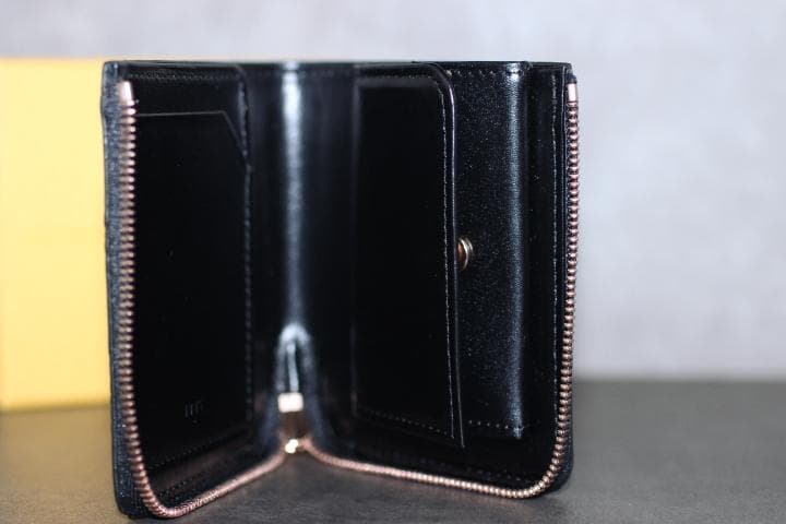 ITTI イッチ CRISTY VERY COMPACT WLT 黒 クロコ