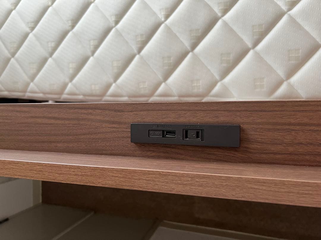 ニトリ　クイーンベッド(ヴァイン)マットレス込み