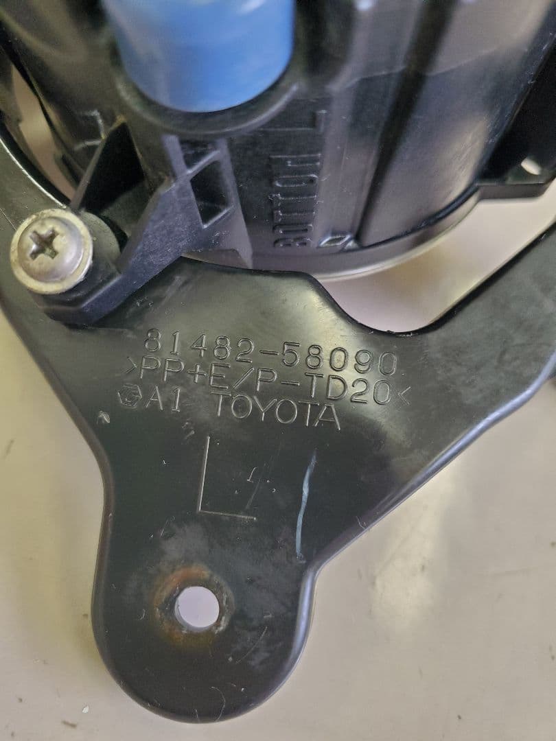 お値下げしましたトヨタアルファード20系 ステー付き純正フォグランプユニット左右