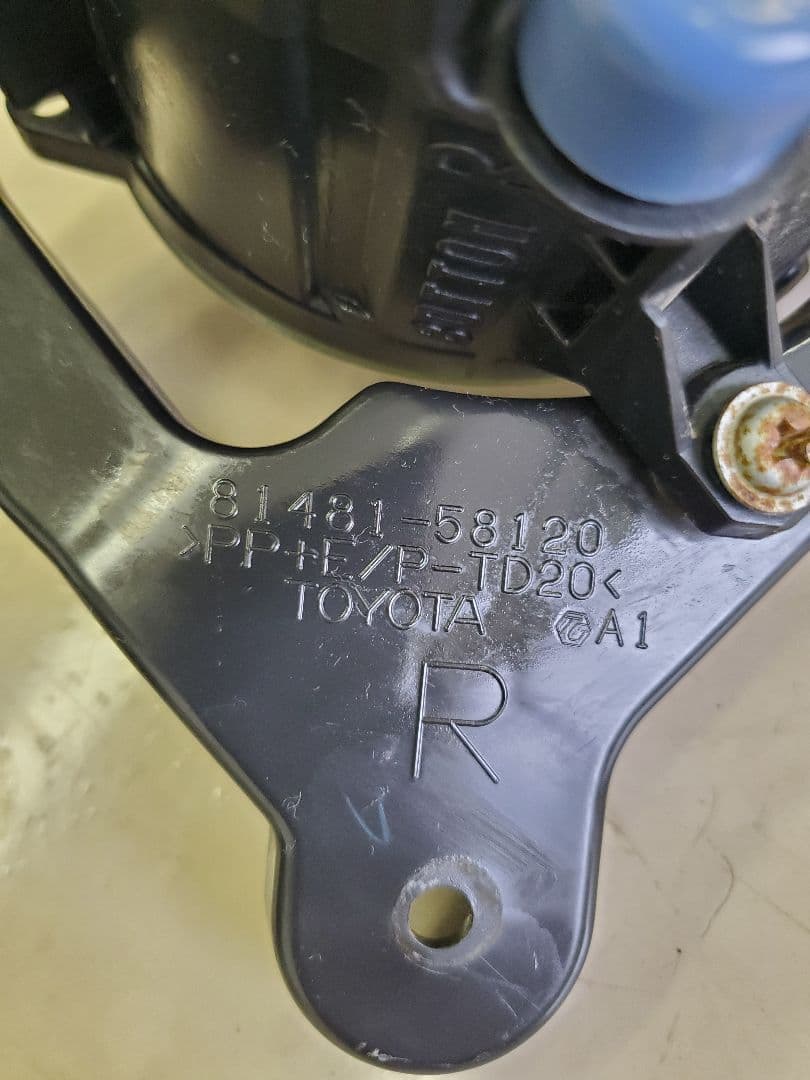 お値下げしましたトヨタアルファード20系 ステー付き純正フォグランプユニット左右