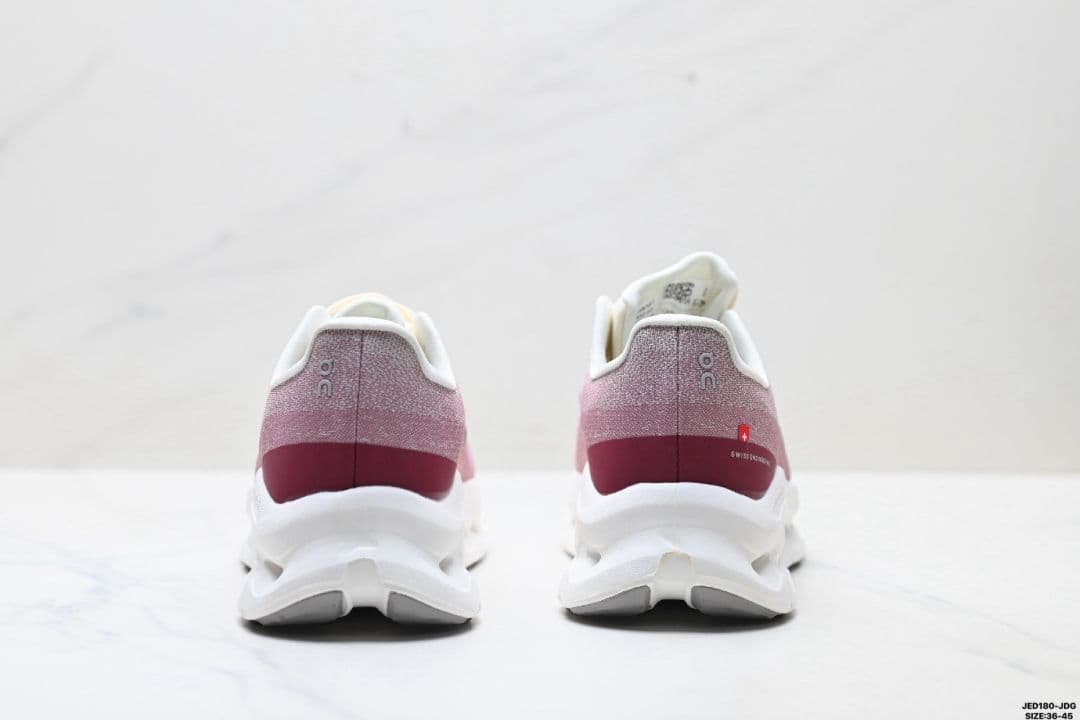 On ピンク ランニングシューズ
