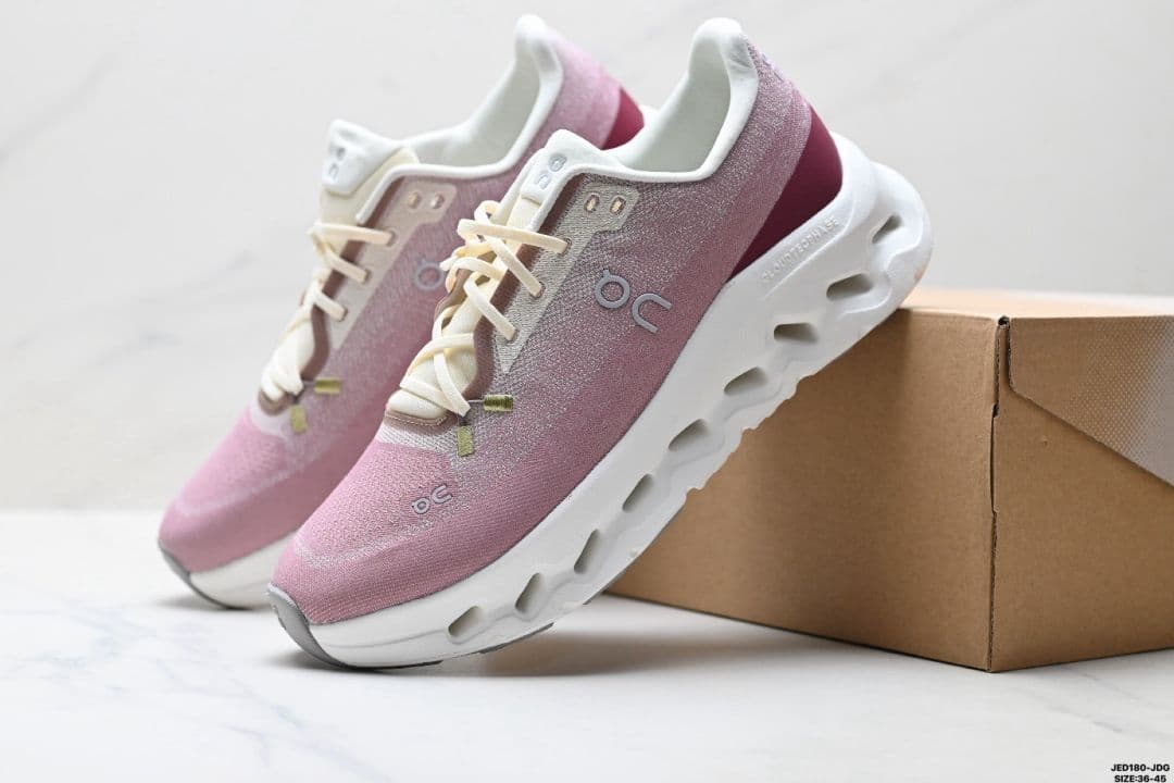 On ピンク ランニングシューズ