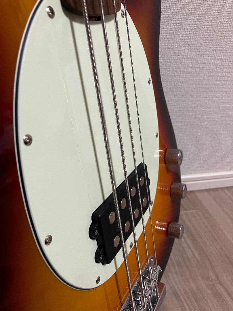 ピックガード改造したLaidBackのスティングレイ風アクティブベース