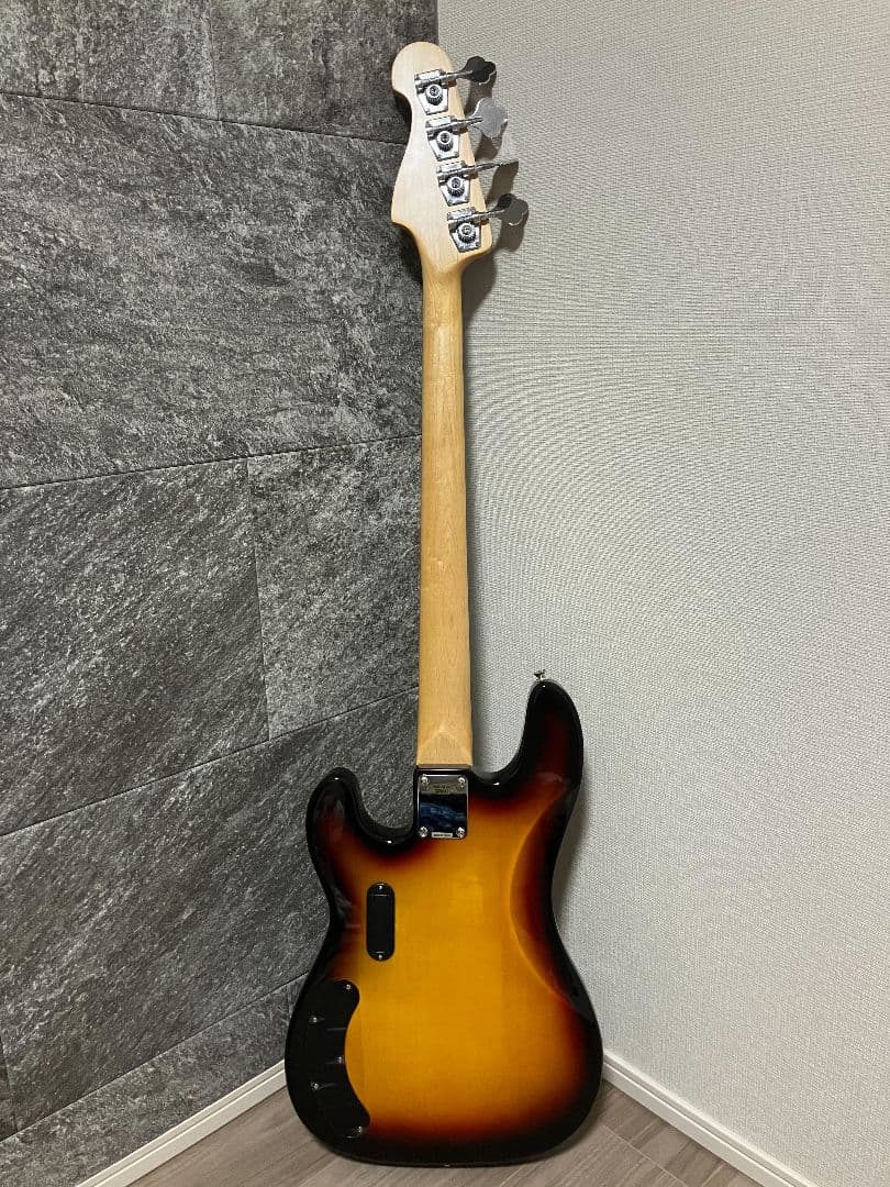 ピックガード改造したLaidBackのスティングレイ風アクティブベース