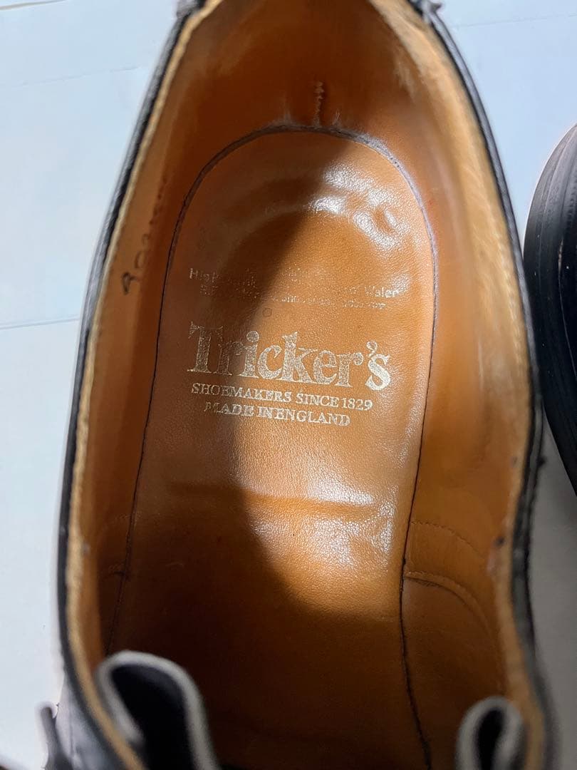 トリッカーズ　バートン　黒　8ハーフ