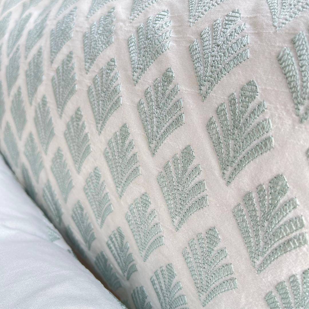 [2個]ローラアシュレイ 刺繍まくらクッション　フローレン　新品2個　フェザー