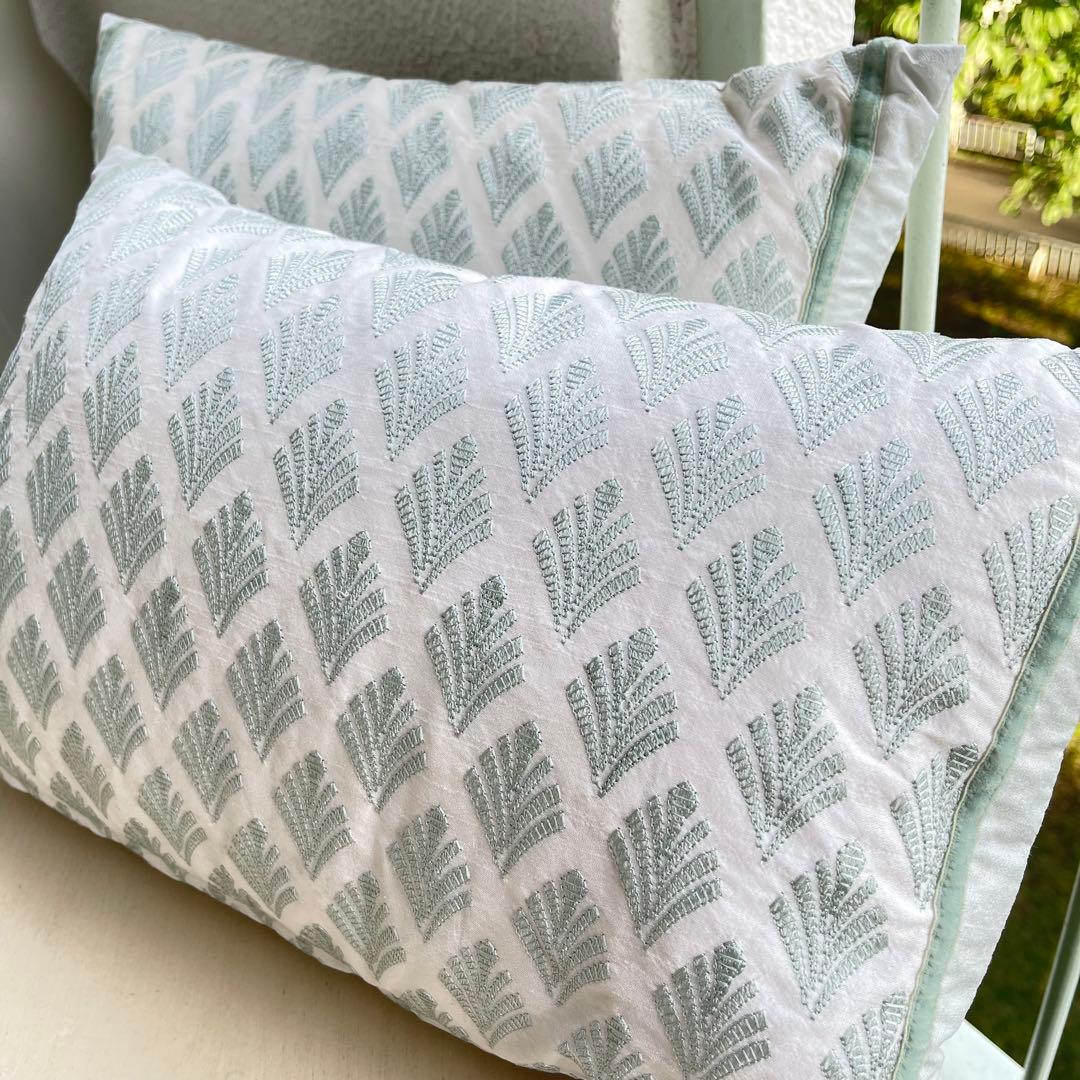 [2個]ローラアシュレイ 刺繍まくらクッション　フローレン　新品2個　フェザー