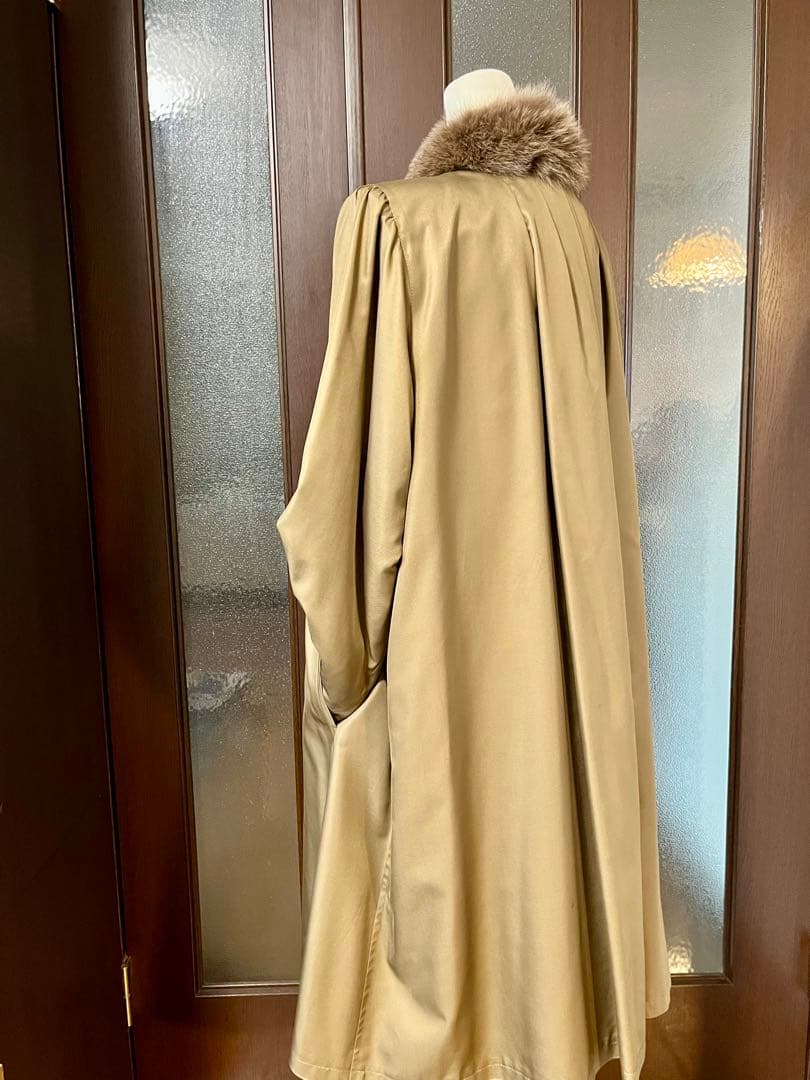 リアルファーの襟とインナー付ベージュの高級シルク ダブルブレストコート新品同様