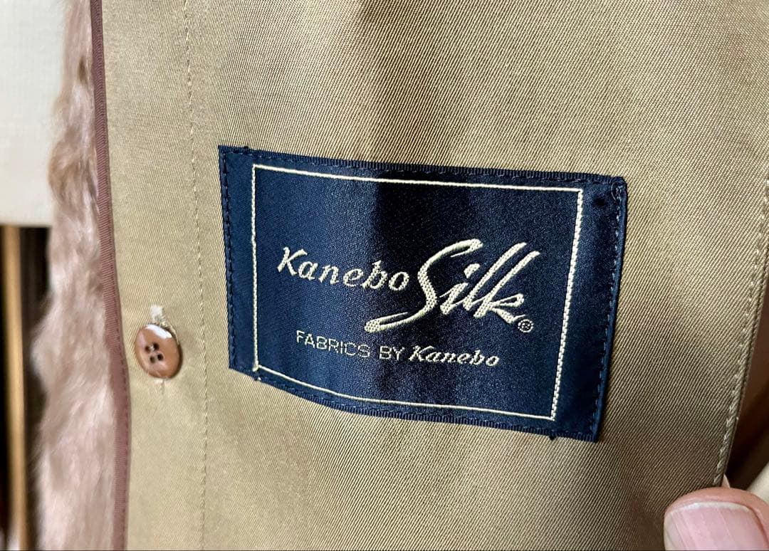 リアルファーの襟とインナー付ベージュの高級シルク ダブルブレストコート新品同様