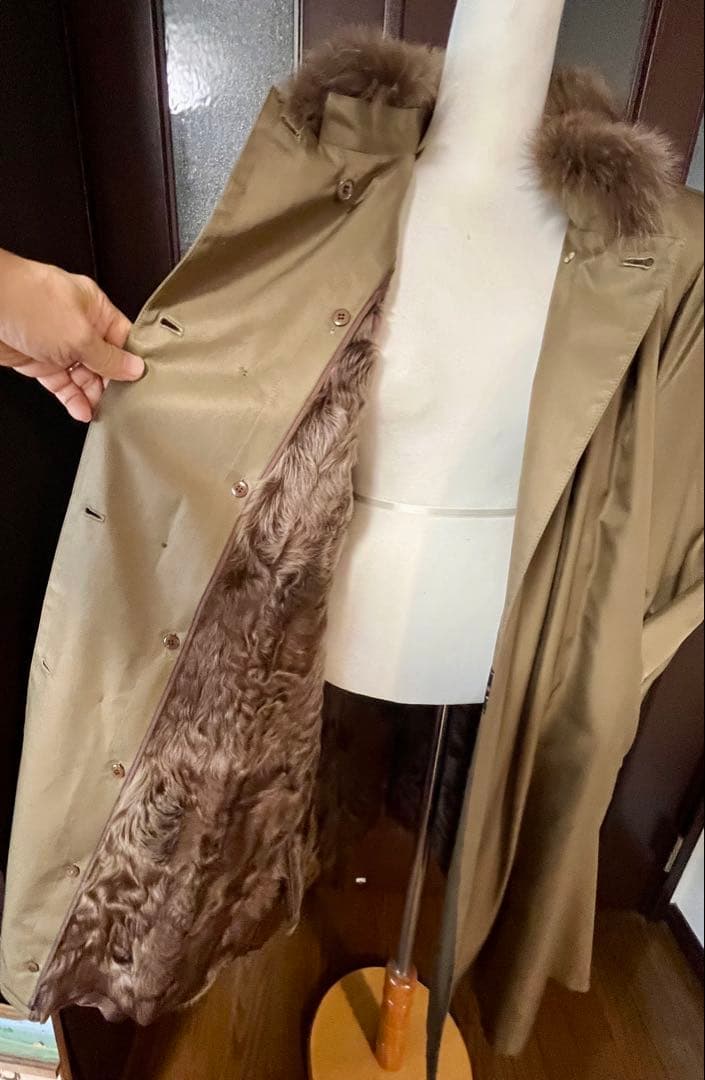 リアルファーの襟とインナー付ベージュの高級シルク ダブルブレストコート新品同様