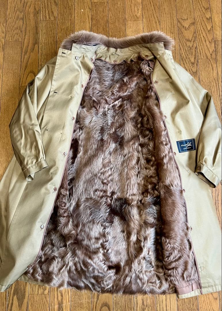 リアルファーの襟とインナー付ベージュの高級シルク ダブルブレストコート新品同様