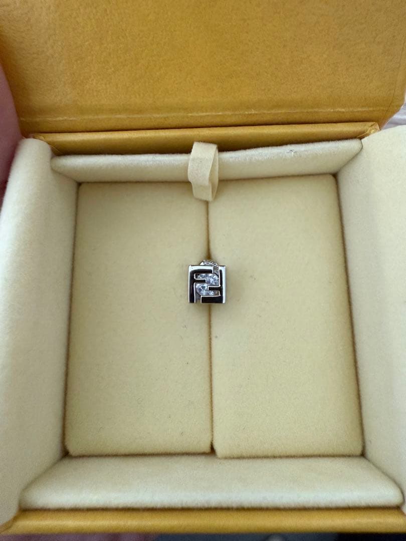 FENDI 四角形スタッドピアス シルバー