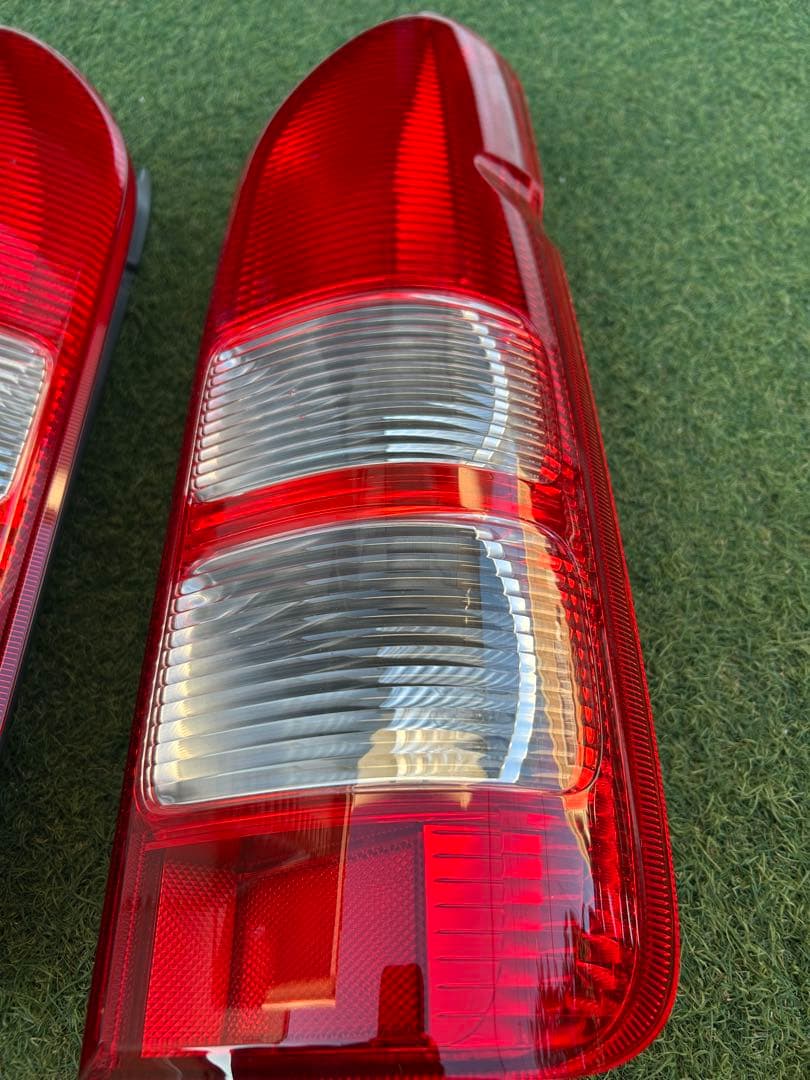 ハイエース　8型　新車外し　純正テールランプ　左右セット