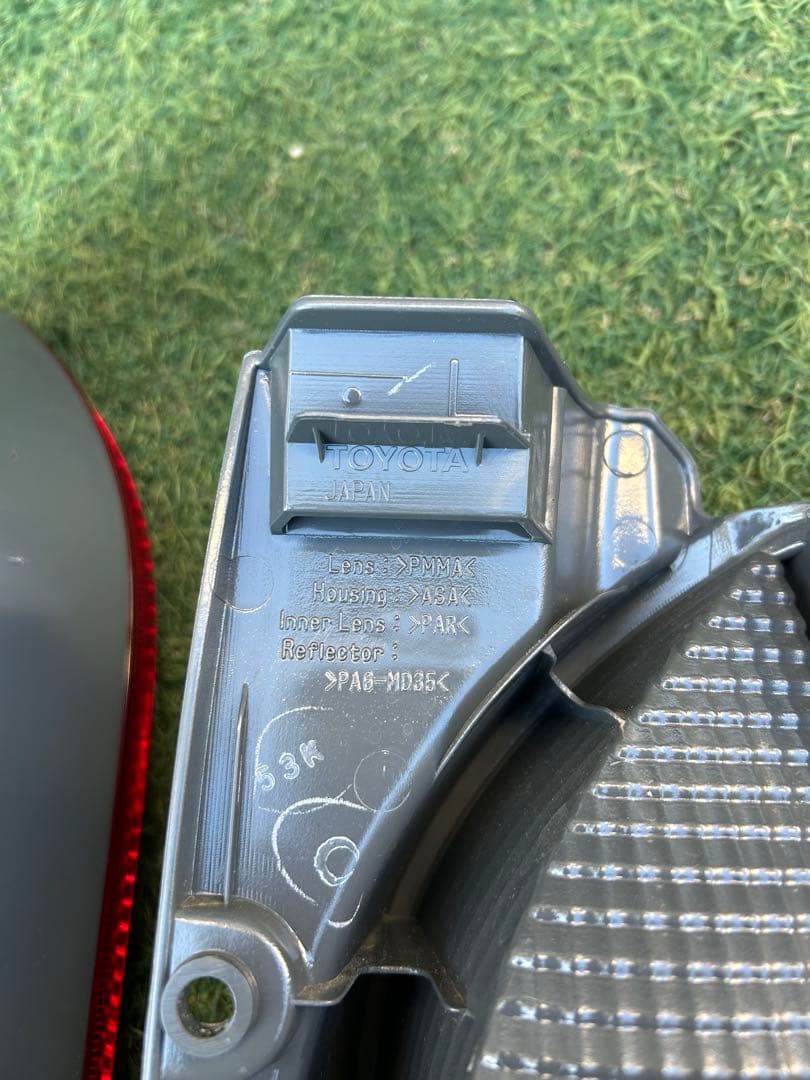 ハイエース　8型　新車外し　純正テールランプ　左右セット