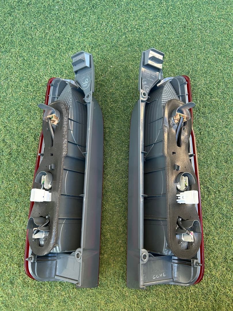 ハイエース　8型　新車外し　純正テールランプ　左右セット