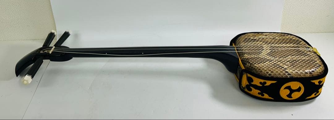 ① 沖縄三線 本蛇革 ケース付き 初心者 入門 蛇皮 本革