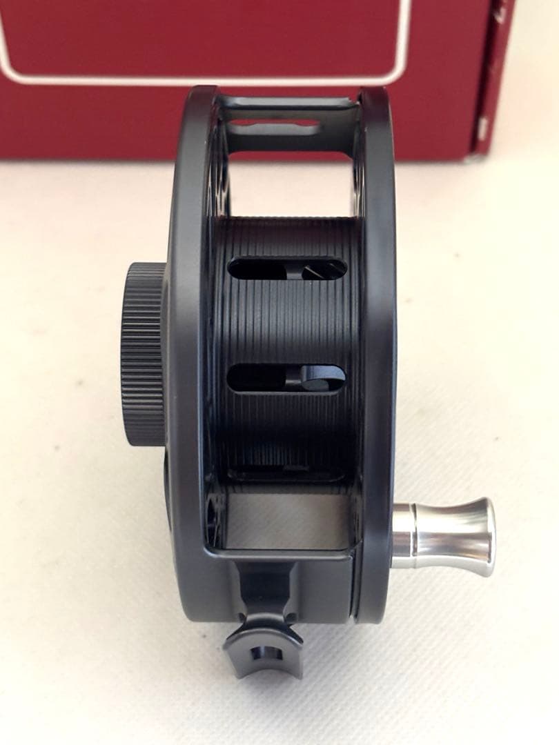 リール HATCH ICONIC 7 Plus Gray/Black Mid