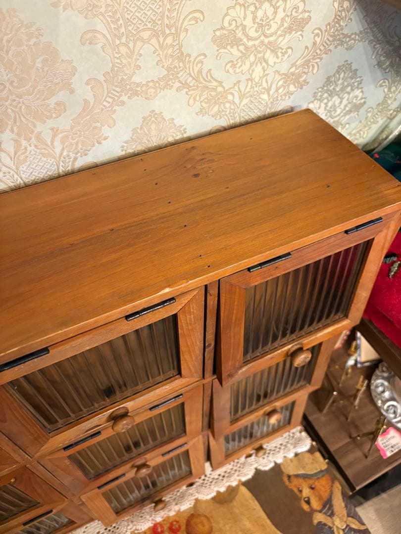 木製　アンティーク風ガラスフタ付きキャビネット