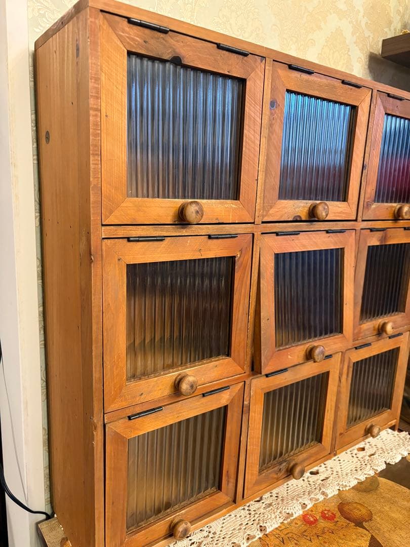 木製　アンティーク風ガラスフタ付きキャビネット