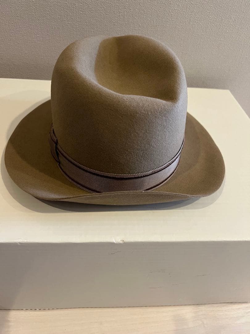 タカヒロミヤシタザソロイスト　ノーブルドハット　キジマタカユキ　グレージュ