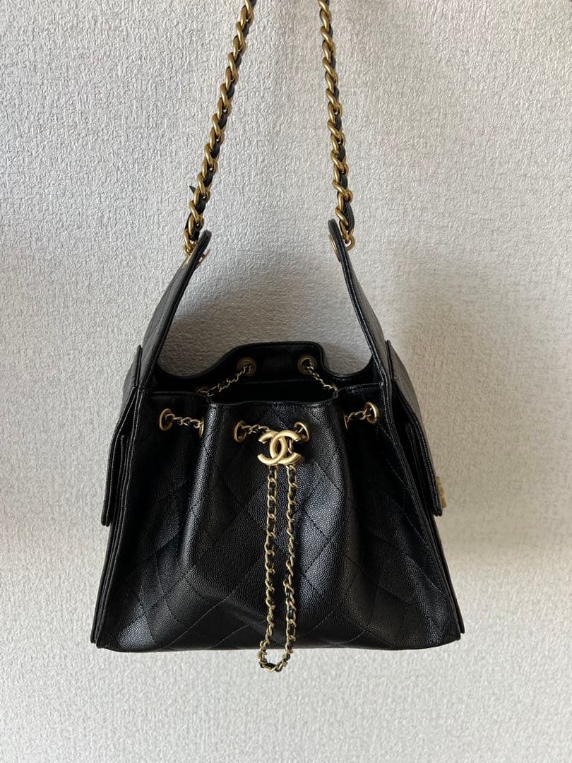 ゴールドチェーンが付いたブラックのキルティングレザーショルダーバッグ。