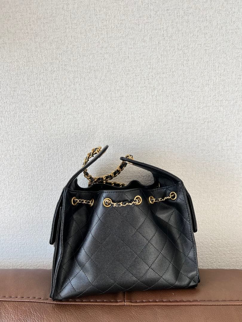 ゴールドチェーンが付いたブラックのキルティングレザーショルダーバッグ。