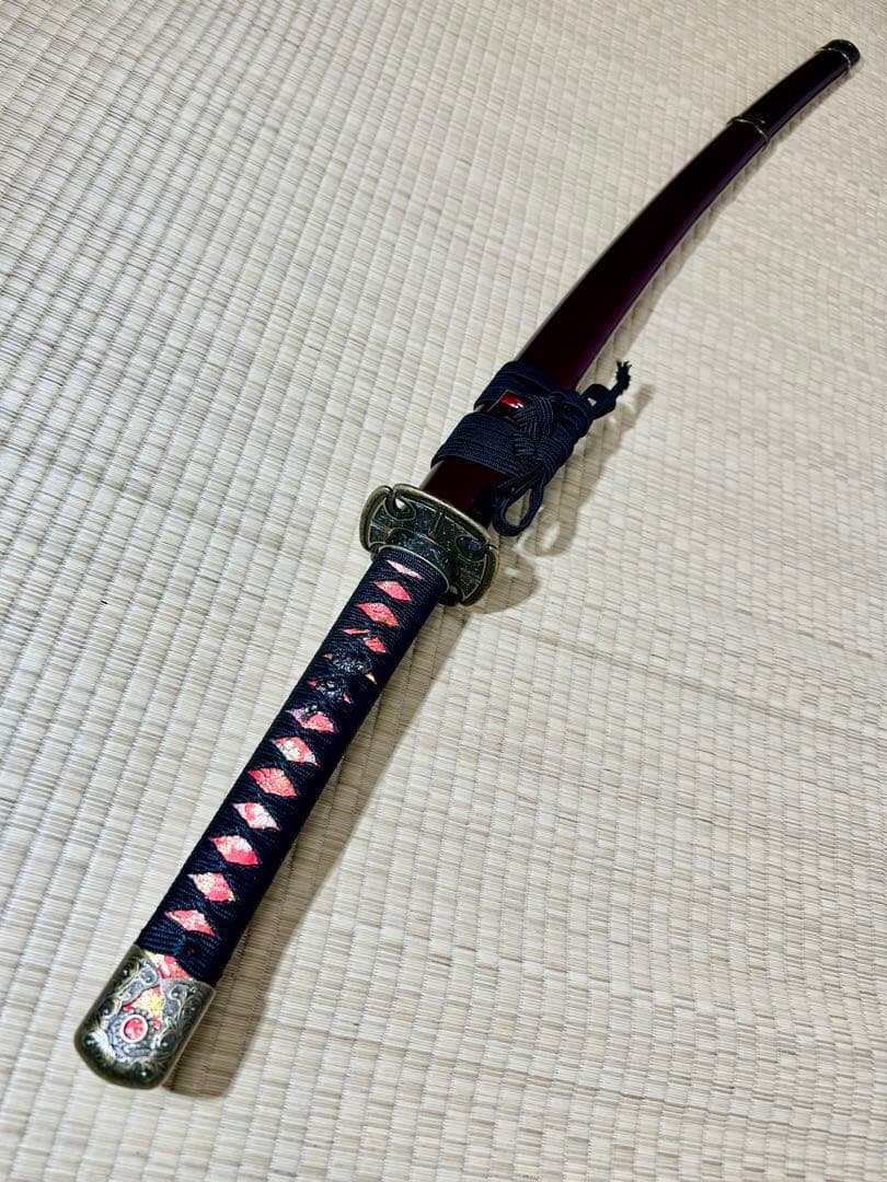 模造刀 太刀　※赤い鞘で刀身に樋のある刀！