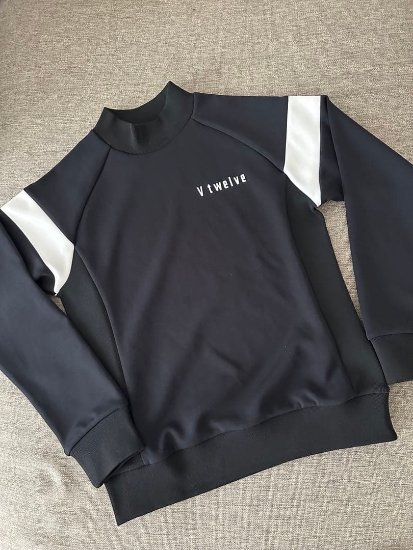 V12 モックネック トレーナー