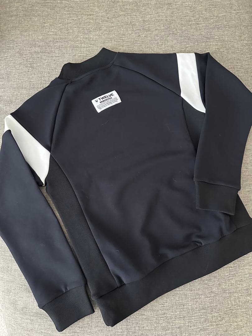 V12 モックネック トレーナー
