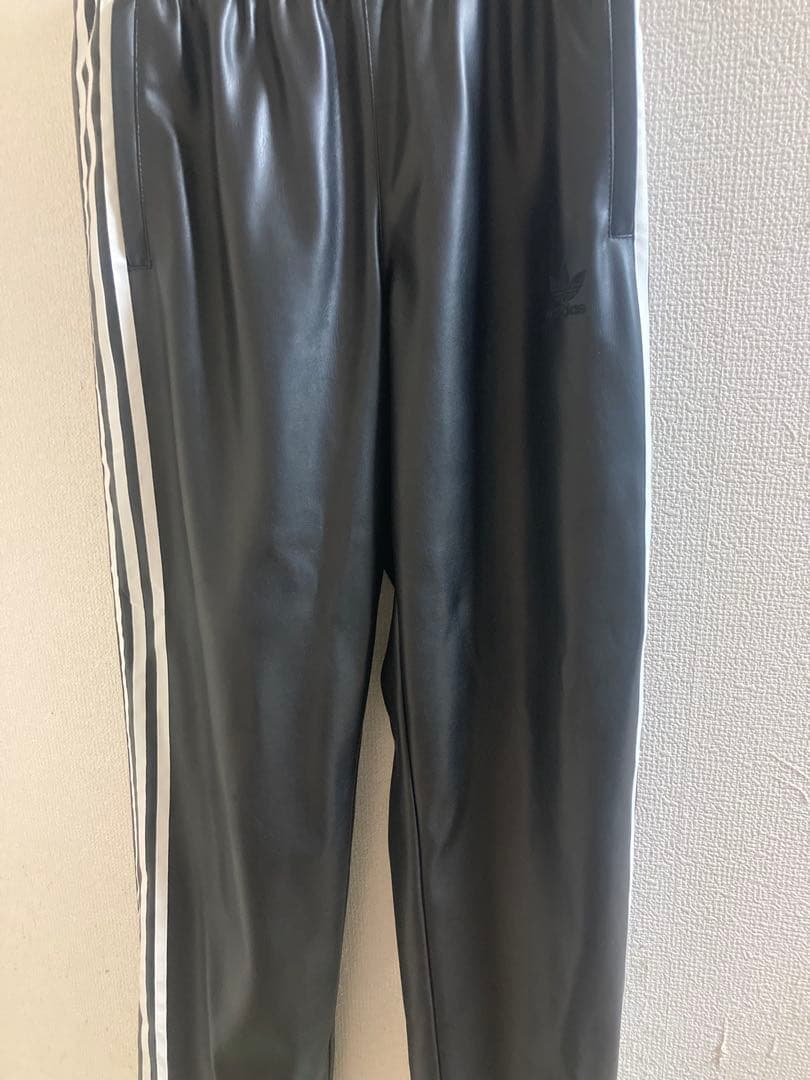 は*ん様 フェイクレザー スリーストライプス ファイヤーバード トラックパンツ