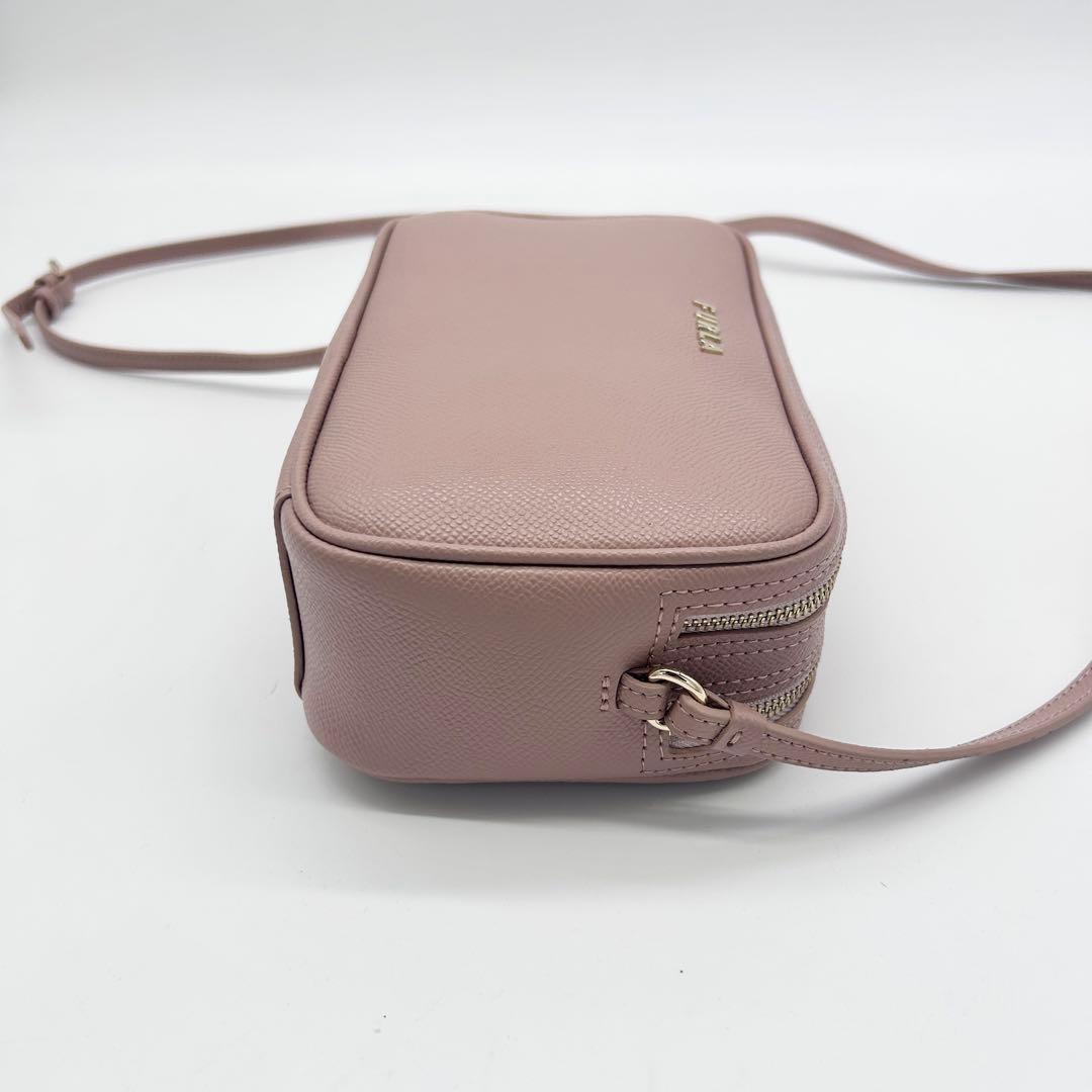 C226 未使用級 フルラ リリー レザー カメラバッグ ピンク系 2層 金具