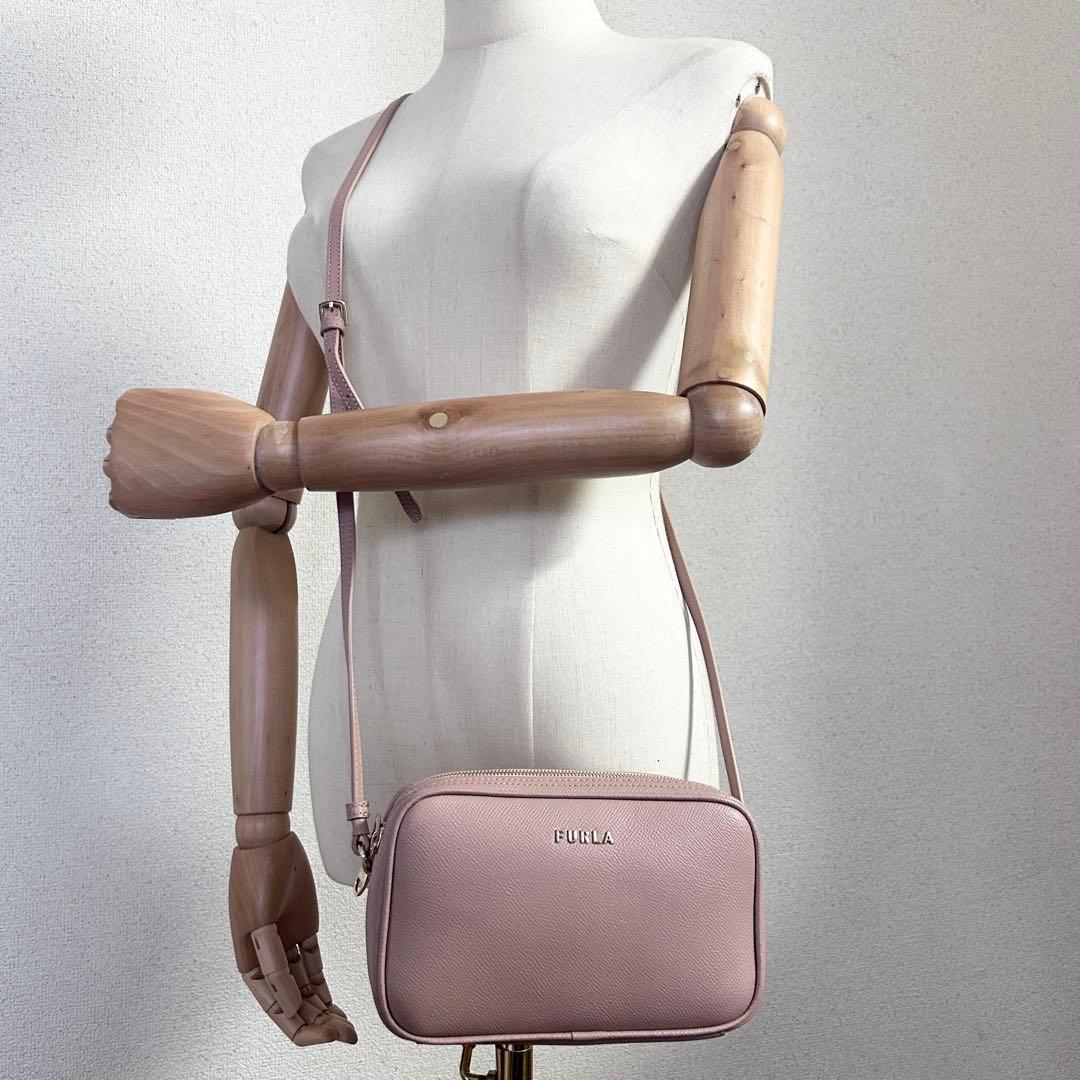 C226 未使用級 フルラ リリー レザー カメラバッグ ピンク系 2層 金具