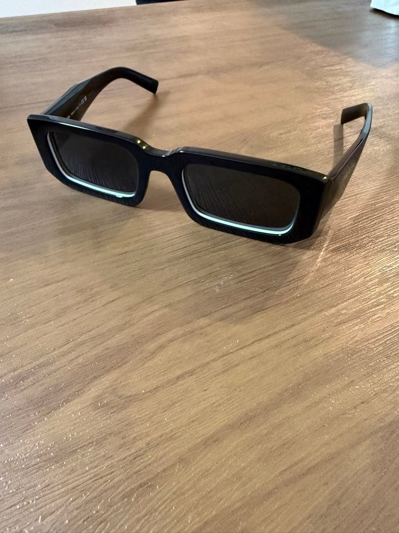 PRADA ブラック サングラス スクエアフレーム