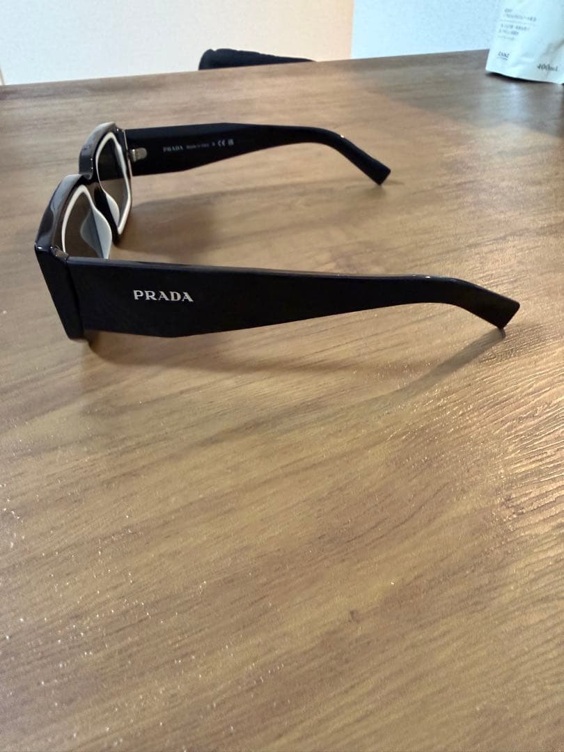 PRADA ブラック サングラス スクエアフレーム
