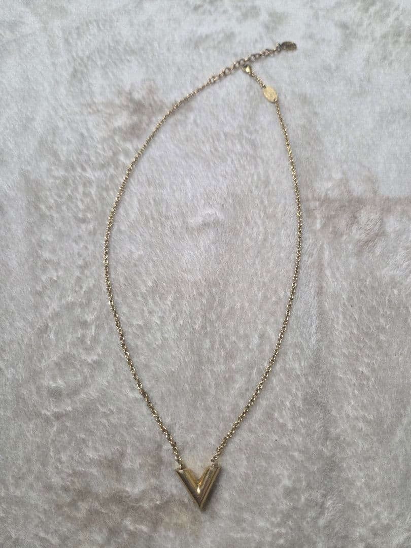 V字型ペンダントネックレス