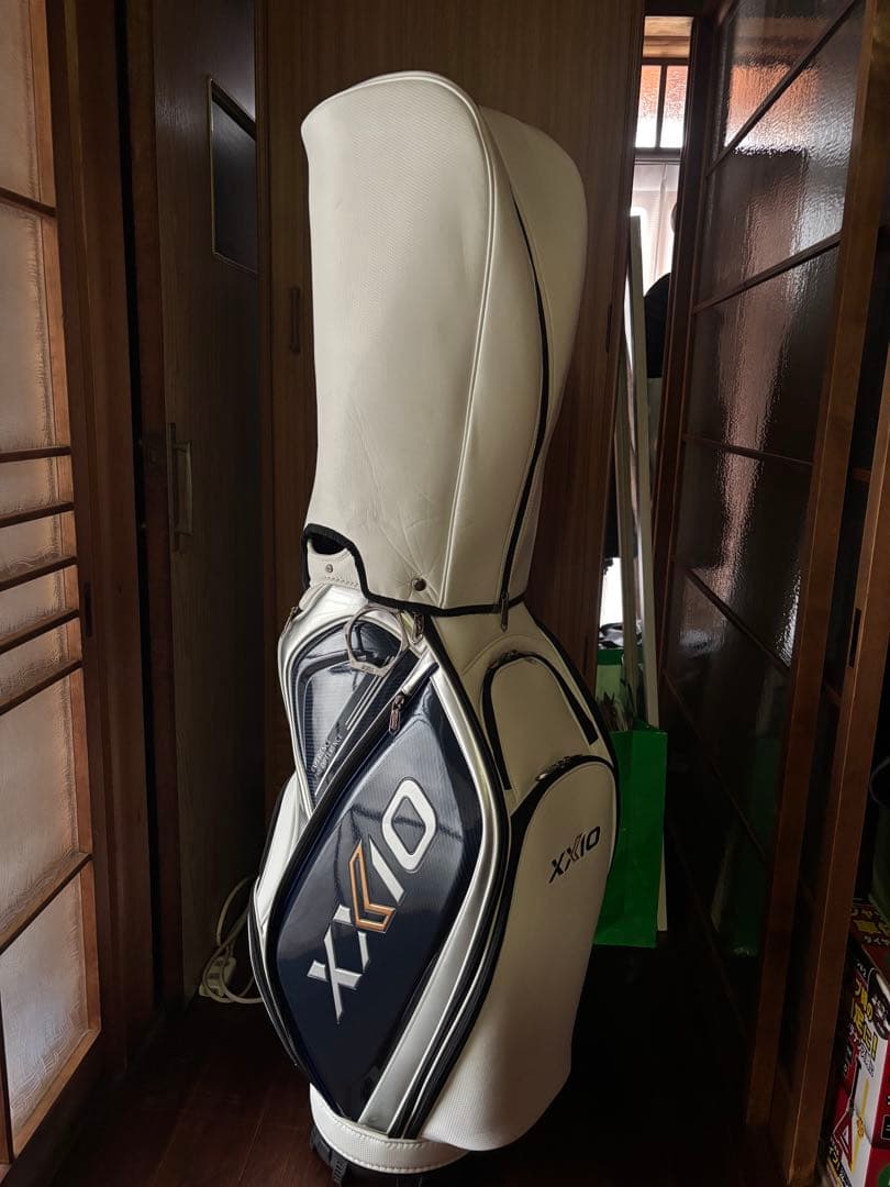 XXIO ゼクシオ　キャディバッグ　ホワイト/ネイビー　5分割