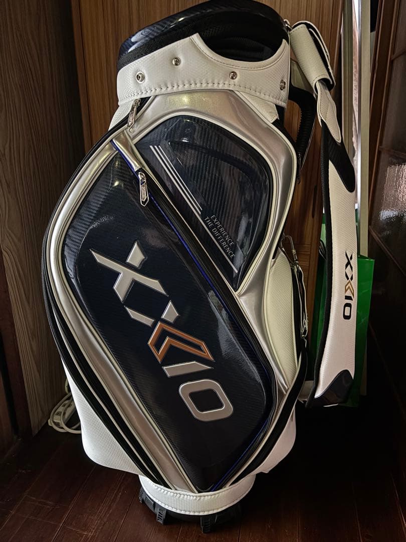 XXIO ゼクシオ　キャディバッグ　ホワイト/ネイビー　5分割