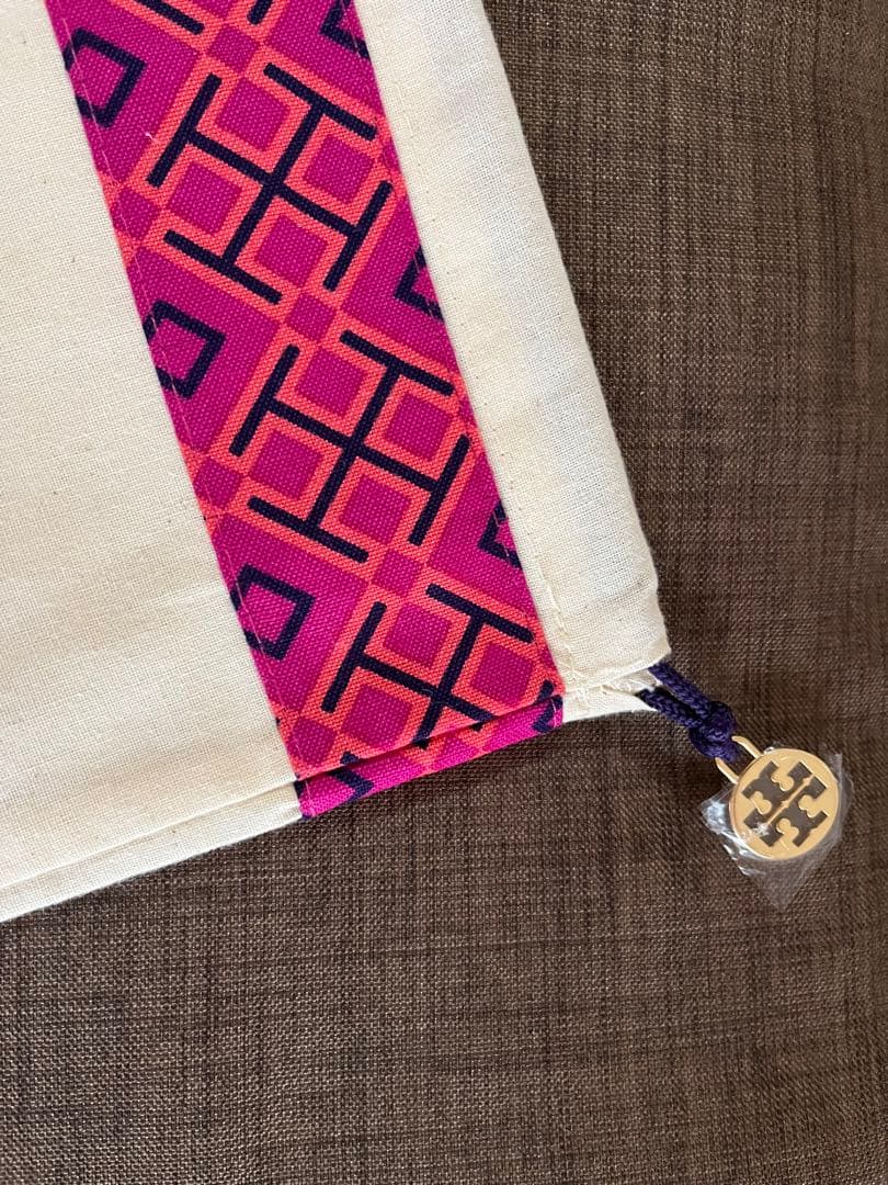 ポ*チ様 クリスマス　大幅値下げ　新品未開封‼️Tory B urch クラッチ