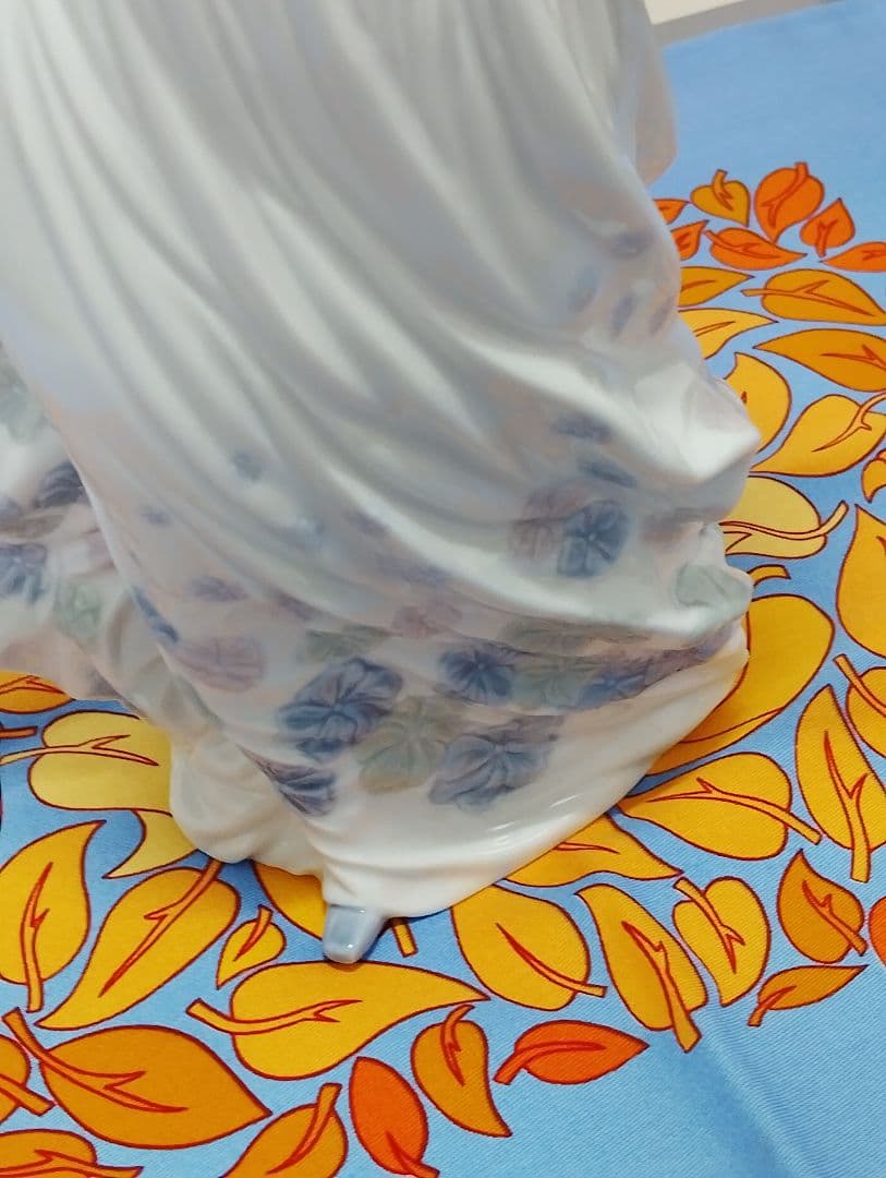 専用です。 LLADRO、春の輝き。ドレスの美しさ。バスケットの花が魅力。