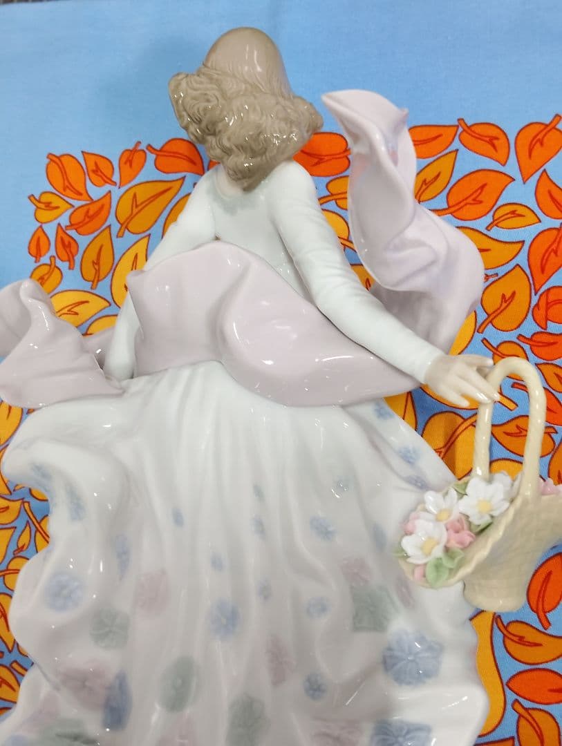 専用です。 LLADRO、春の輝き。ドレスの美しさ。バスケットの花が魅力。